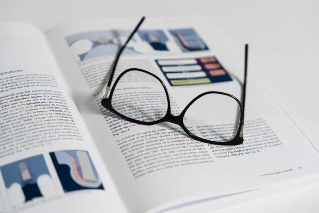 Publication scientifique en implantologie dentaire innovations et surfaces implantaires