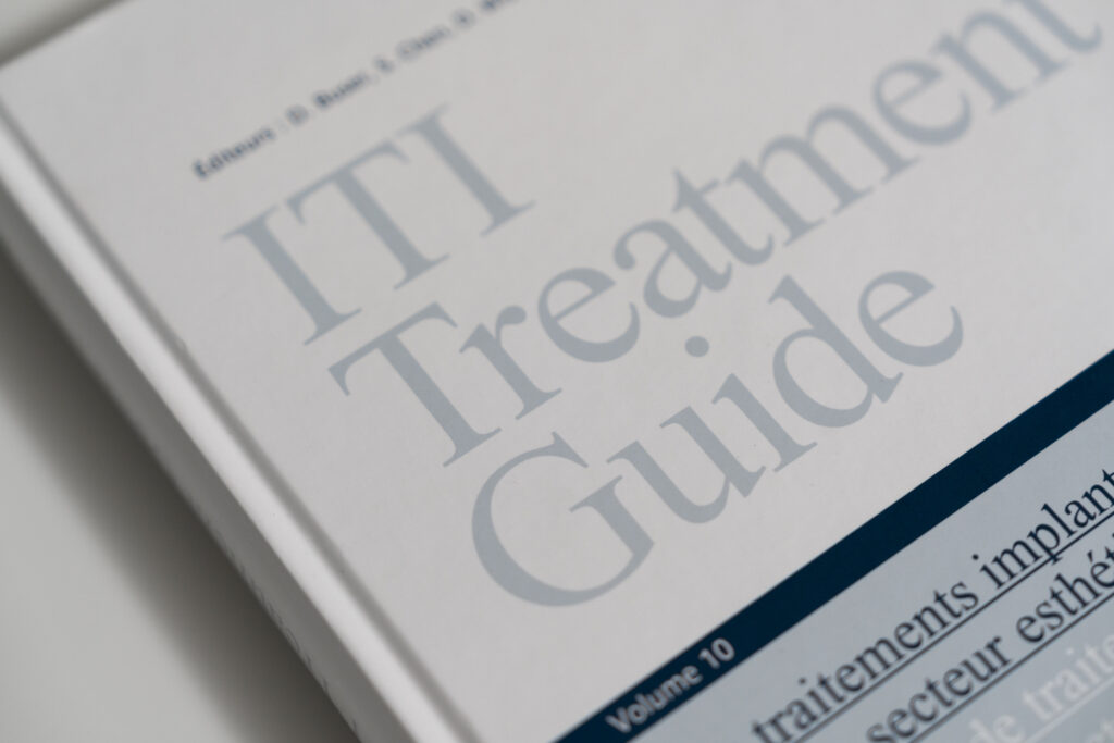 Publication scientifique en implantologie dentaire complications et suivi des implants