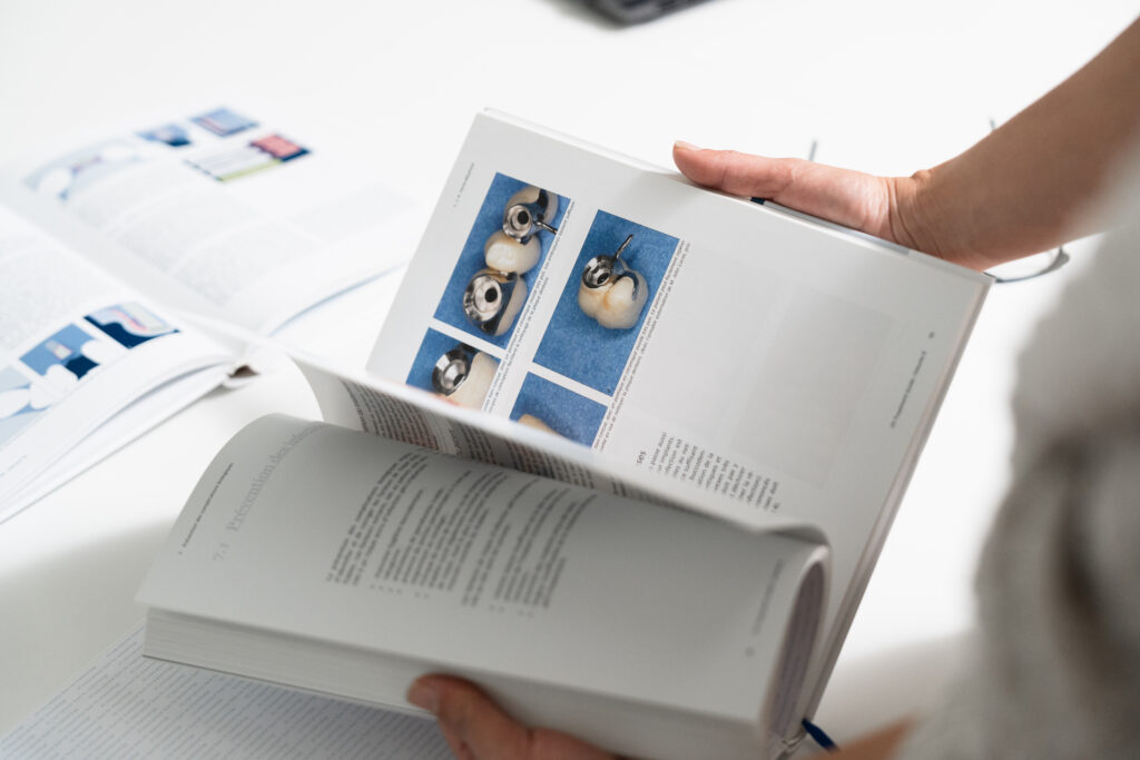 Publication scientifique en implantologie dentaire complications et suivi des traitements implantaires
