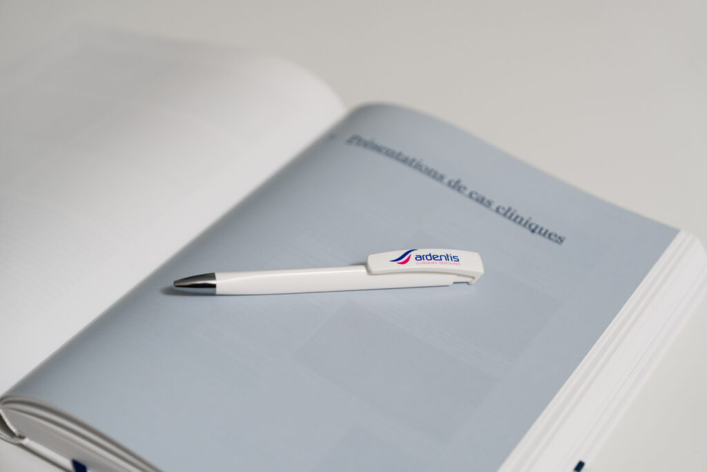 Stylo Ardentis posé sur un guide clinique d’endocouronnes