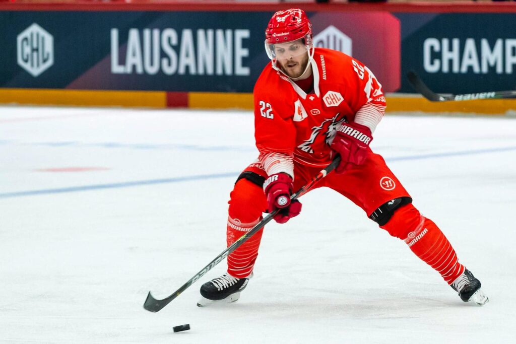 Joueur de hockey sur glace Christophe Bertschy en action sur la glace