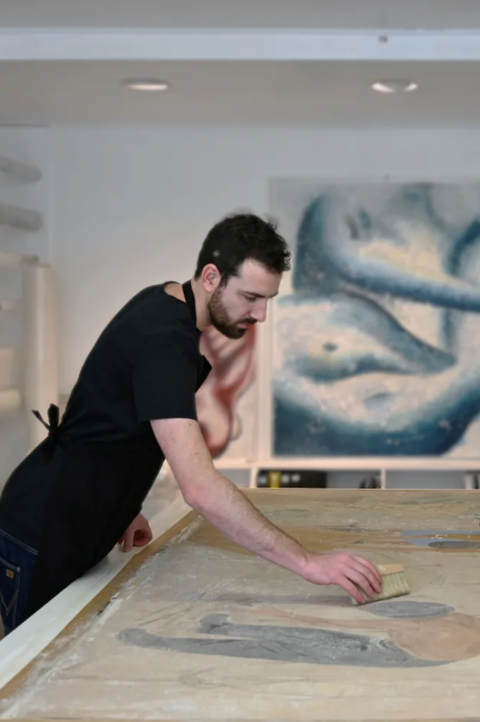 Seb Grau en train de travailler dans son atelier artistique