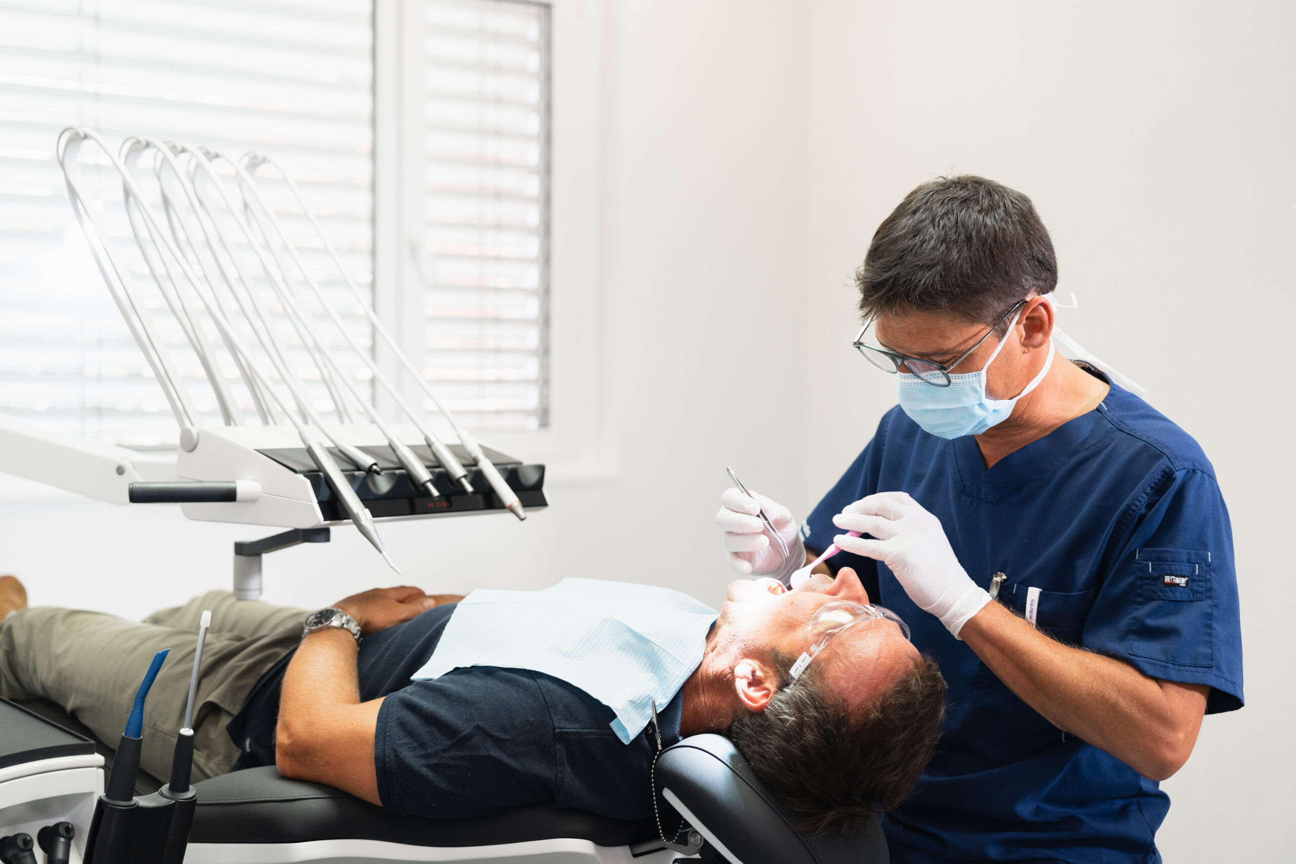 Dentiste prenant en charge un patient en salle de soins dans le cadre d’un traitement sous anesthésie générale
