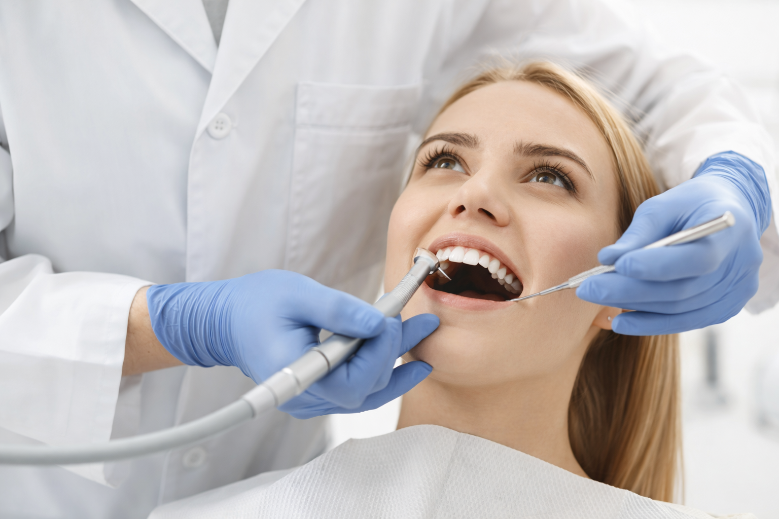 Patiente en consultation dentaire recevant des soins