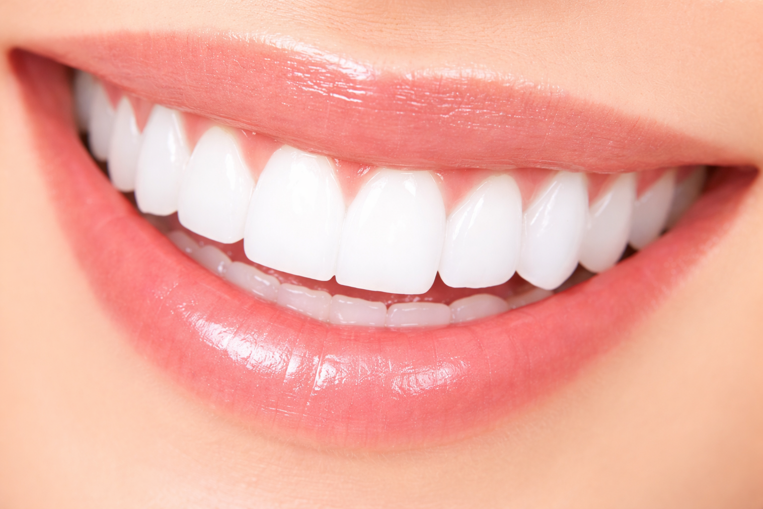 Sourire avec dents blanches et alignées