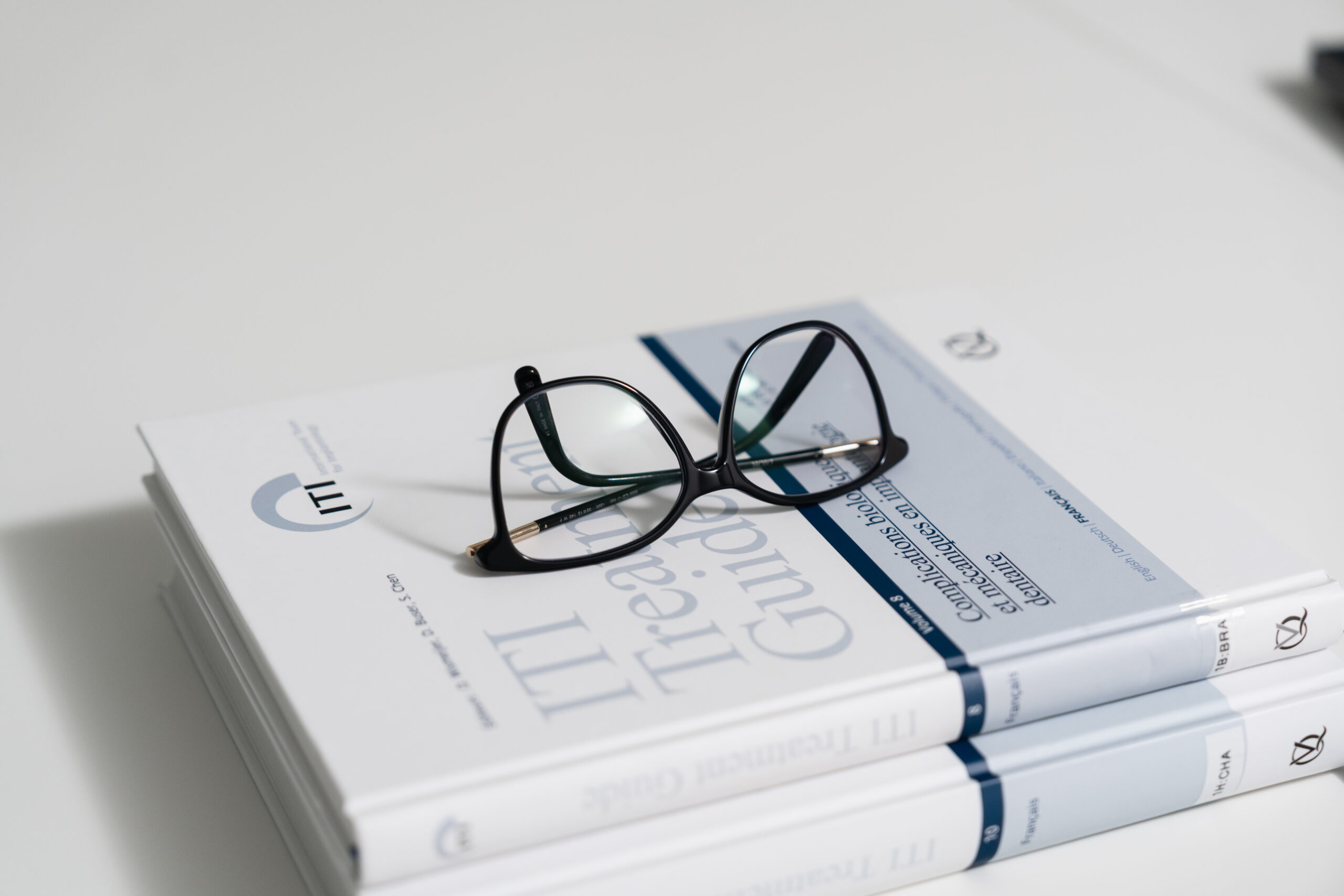 Livre de médecine dentaire avec lunettes sur un bureau