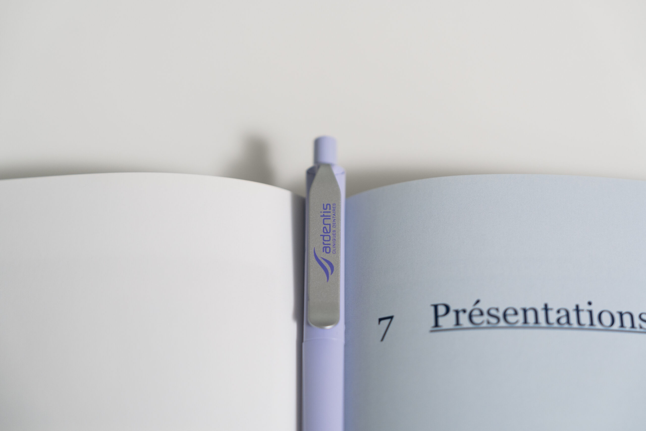 Stylo Ardentis posé sur une page de présentation d’un guide clinique