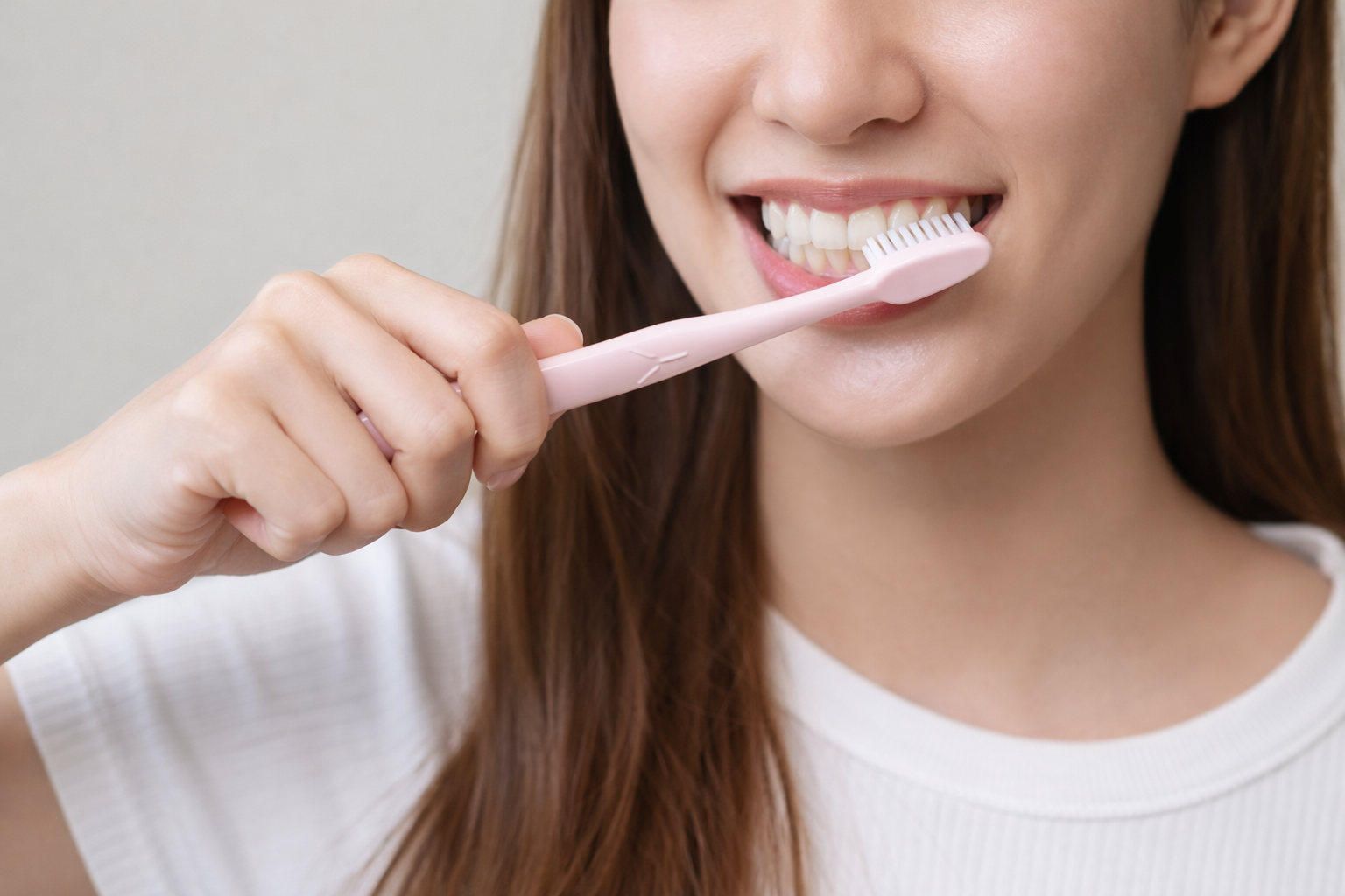 Femme se brossant les dents avec une brosse à dents