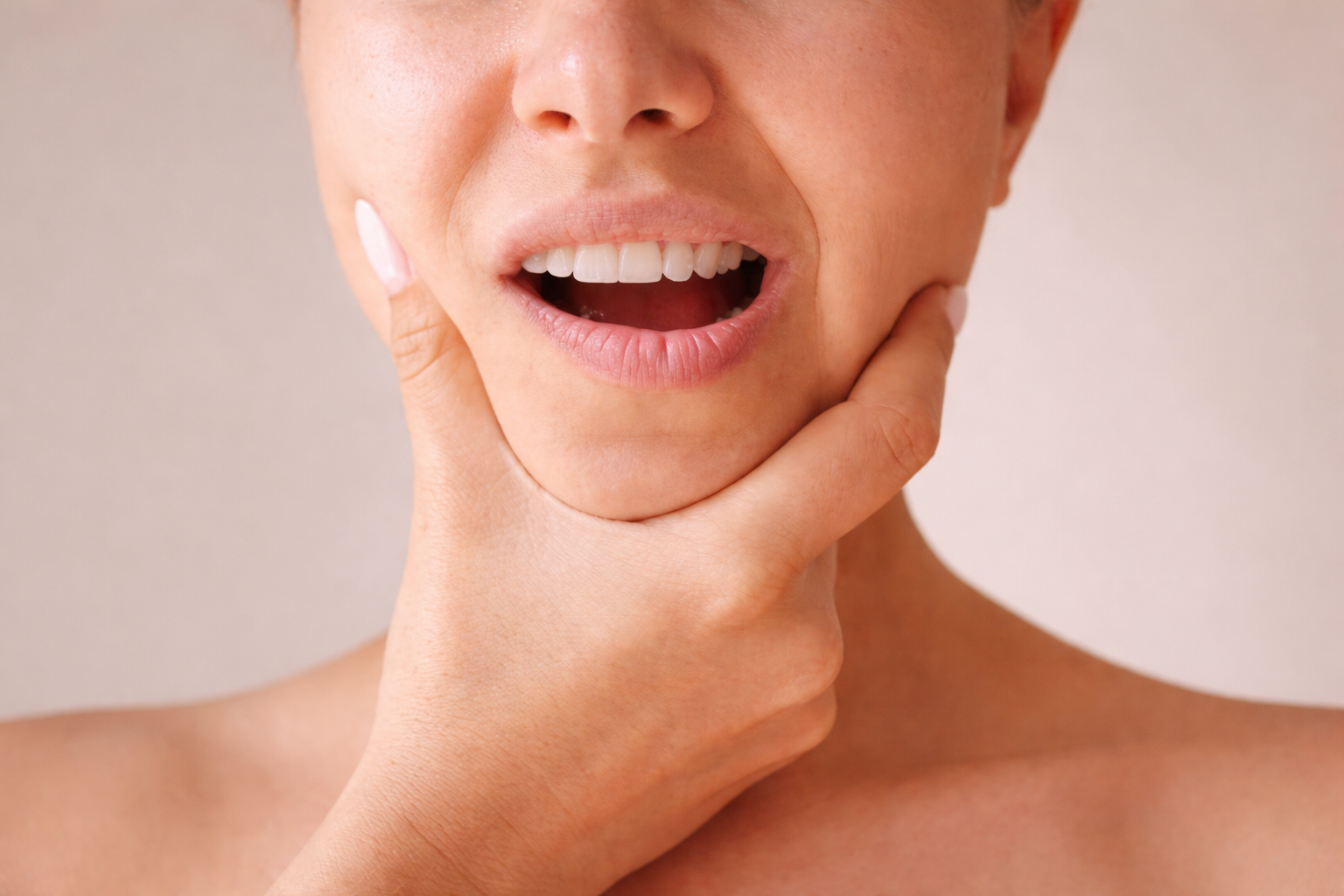 Femme tenant sa mâchoire en raison d’une douleur dentaire