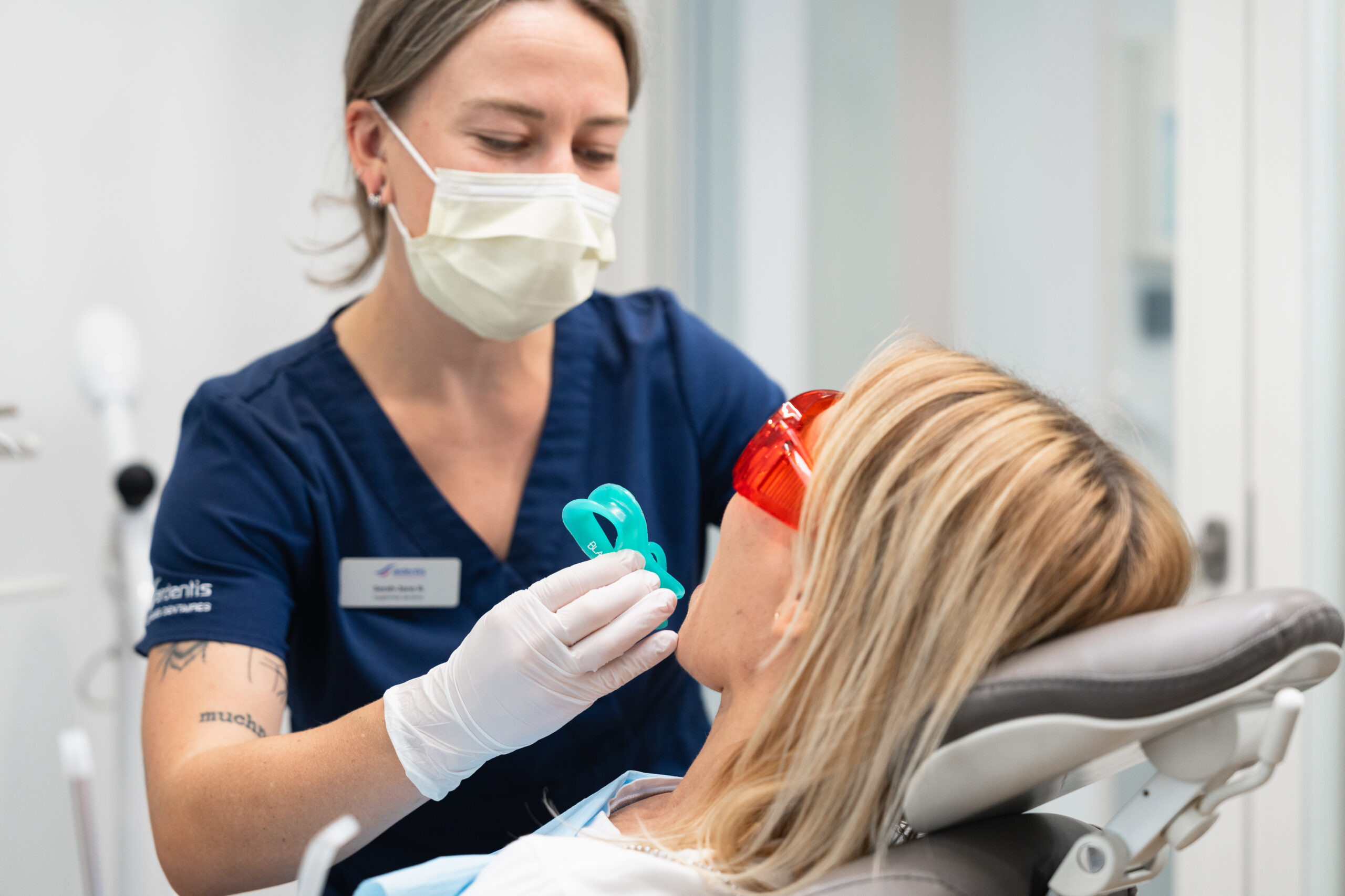 Hygiéniste dentaire conseillant une patiente pour un blanchiment dentaire