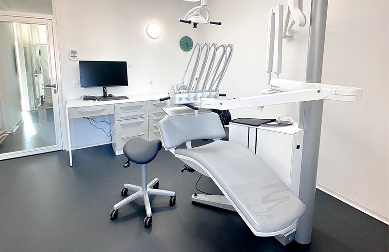 Salle de soins de la clinique dentaire Ardentis à Sierre avec fauteuil dentaire