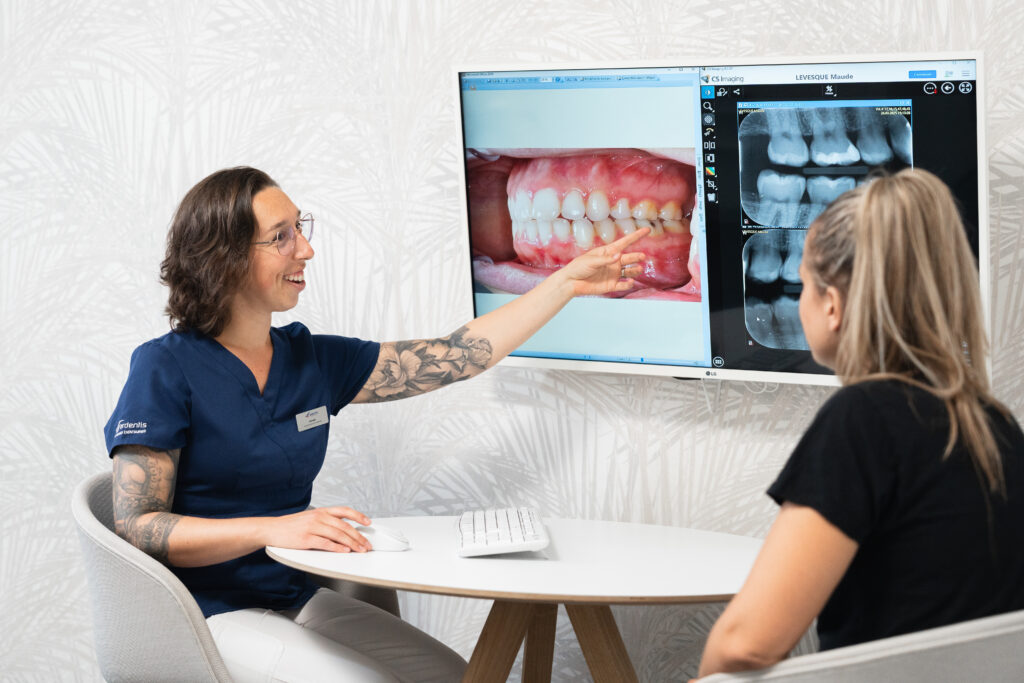 Explication d’une simulation de traitement orthodontique avec radios dentaires à une patiente