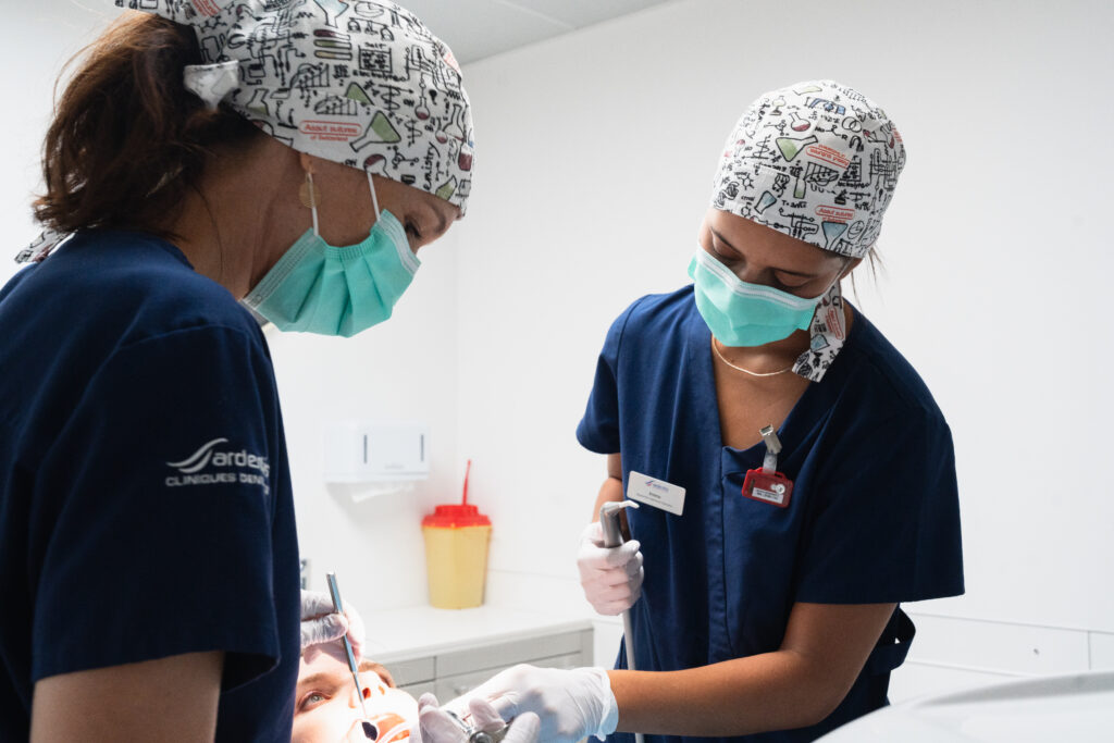 Équipe dentaire réalisant un soin sous anesthésie générale en cabinet