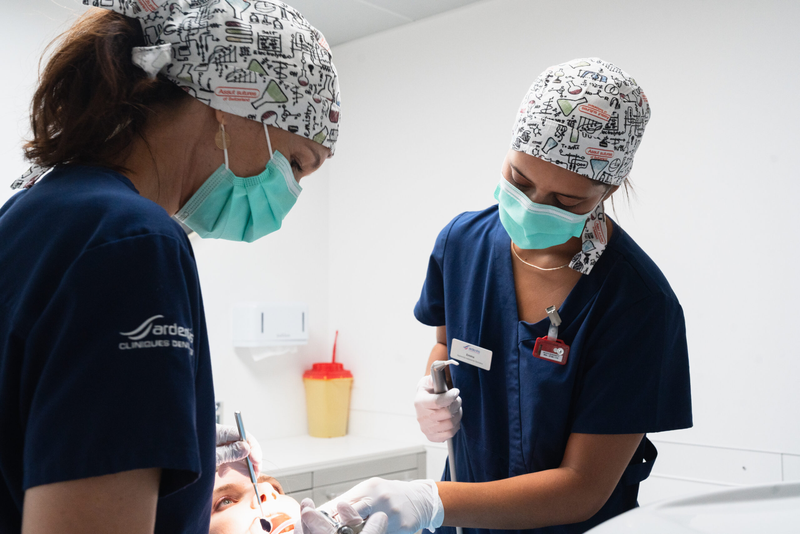 Équipe dentaire réalisant un soin sous anesthésie générale en cabinet